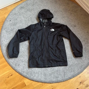 Northface windbreaker - En snygg northface jacka i storlek L i barn vilket motsvarar ungefär s/xs. Jackan har inga defekter. Mitt pris 299 men är villig att gå ner vid snabb affär.