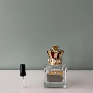 3 ml sample/doftprov av Jean Paul Gaultier Scandal edt - Ett sample på 3 ml av Jean Paul Gaultier Scandal edt. Det är en vinterparfym som b.l.a luktar vanlij och karamell. Parfymen är unisex. Våra samples är helt nya och är gjorda av glas. Det är fritt fram att skriva till oss om ni har frågor.