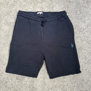 Mörkblå shorts från U.S Polo Assn - Mörkblå shorts från U.S Polo Assn. Köpt från Kidsbrandstore 