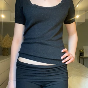 Svart stickad tröja - En jättefin svart stickad tröja som passar till allt. Säljer då den aldrig kommer till användning.  Skriv vid frågor!💕💕☺️☺️