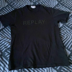 Svart t-shirt från Replay - Säljer en Replay T-shirt då den inte  kommer till användning längre. Den här även ett litet lagat hål nere på ryggen.