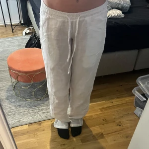 Chelsea linnebyxor  - Lågmidjade vita linnebyxor från Chelsea, storlek xs. Köpt av någon annan på plick, själv aldrig använt! De är lite nedtrampade och smutsiga vid hälarna men går nog bort i tvätten:)
