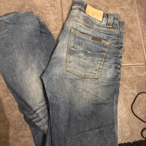 Nudie jeans med slitningar - Säljer ett par feta nudie jeans med schyssta slitningar. Passformen är slim/straight. Pris går att diskutera 