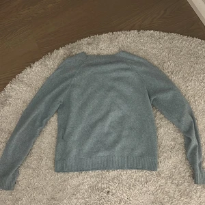 Ljusblå stickad tröja från Vero Moda - Mysig ljusblå stickad tröja från Vero Moda. Tröjan har rund halsringning, långa ärmar och ribbade muddar vid ärmslut och nederkant. Perfekt för kyligare dagar och enkel att matcha med olika outfits. Säljer för att ja ej använder längre. Bra skick. Köpte för 299 