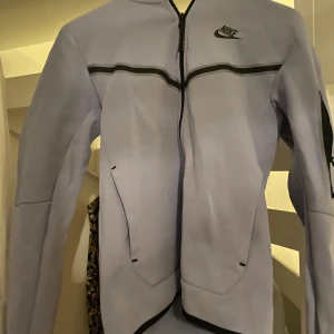 Lila Nike tech - Lila Nike tech som är varm och stilig. Säljs pga ingen användning. Kvitto finns. Typ ny skick.