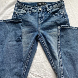 refuge denim jeans - säljer ett par blå jeans byxor från blå jeansbyxor från Refuge Deni då de aldrig kommit till användning. Jeansen är low till mid waist och är flare. Storleken på byxorna är xs men funkar som 34/36/38 