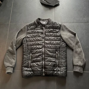 Cardigan - Tjena säljer nu en riktigt fet cardigan. Storlek M skick 8/10 nästan aldrig använd. Kom gärna med prisförslag och har du någon fråga är det bara att skicka!✌️