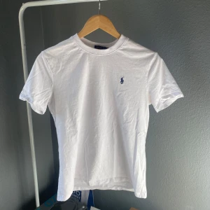 Ralph Lauren T-shirt - Snygg t shirt med stilren design, Storleken är M men har krympt lite i tvätten så passar dig som har S också🤩 Har ni frågor så bara fråga💬