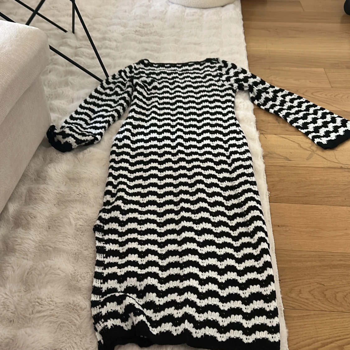 Svartvit stickad långklänning med vågmönster