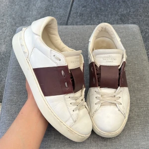 Valentino open - Valentino open. Säljer dessa snygga opens perfekt till sommaren!. Size 39 . Skick 8/10. Inga defekter. Vad ingår? Box och valentino kort! Hör av dig vid minsta lilla fundering 🤩