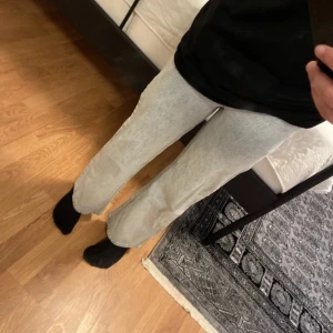 Ljusblå raka jeans - Säljer ett par ljusblå jeans med rak passform och klassiska bakfickor. Jeansen har en normalhög midja och är tillverkade i denim. Perfekta för en avslappnad stil.