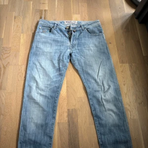 Jacob cohen jeans (ljusblå) 622 Comfort  - Säljer ett par sjukt feta ljusblå jeans från Jacob Cohen, modell 622 Comfort, säger bara detta är ett riktigt kap.Hör av er om ni är intresserade. Nypris runt 5000-6000.  Mått : midjan 46cm längden 105cm. Köp innan det är försent 😉