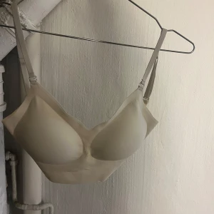 BH med öppen rygg  - Denna bh är till för kläder med öppen rygg, tänkte ha den till balklänningen men hittade en annan. Helt oanvänd bara testad.