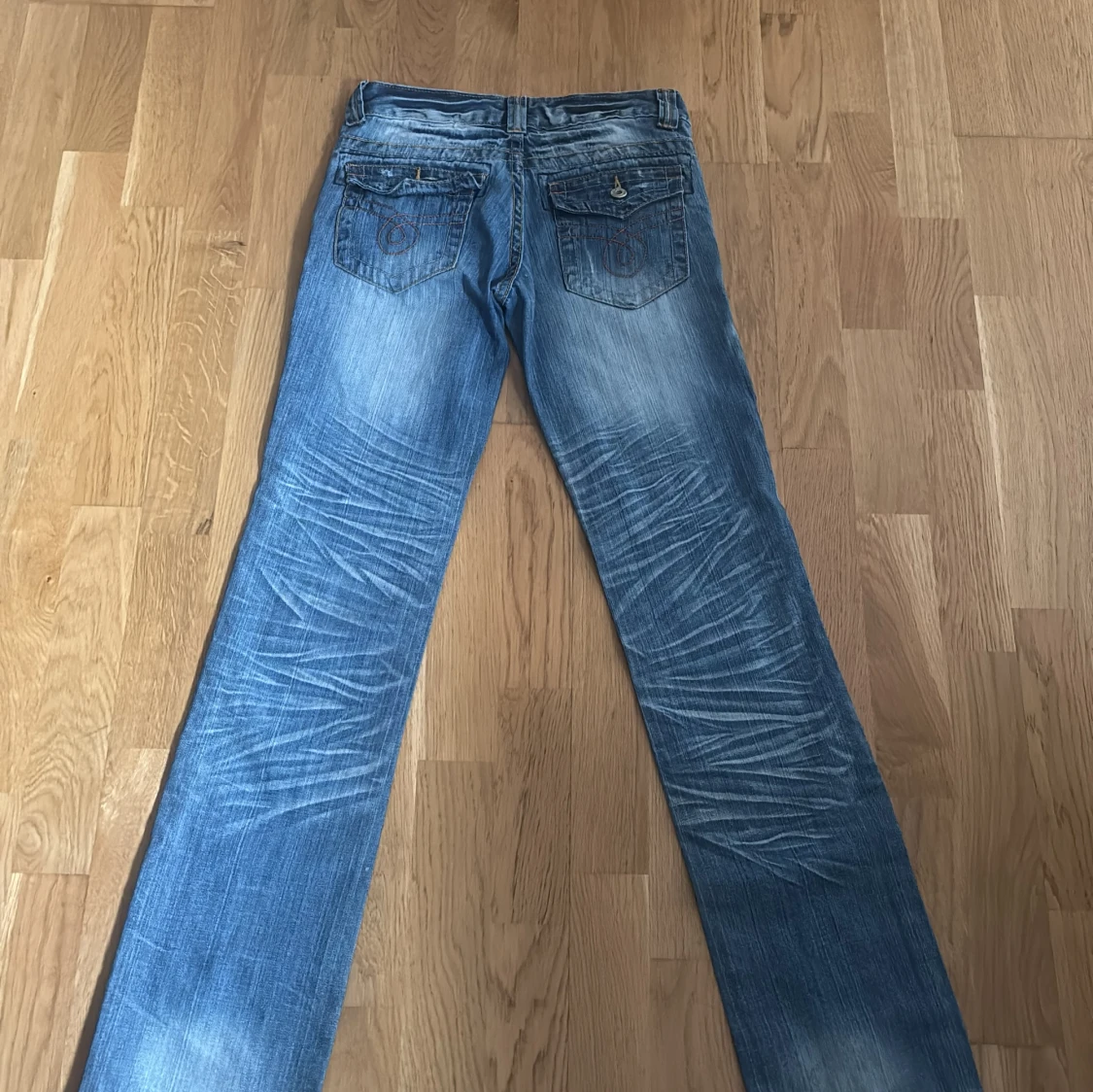 Blåa lågmidjade jeans  - 1