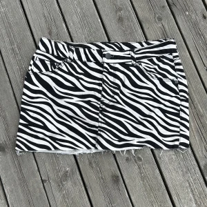 Zebra jeanskjol - Säljer den här super coola zebra kjolen! Finns en fläck där bak, men den smälter typ in i shortsen så man inte kan se den! Den är från barnavdelningen på HM och storleken är 170!