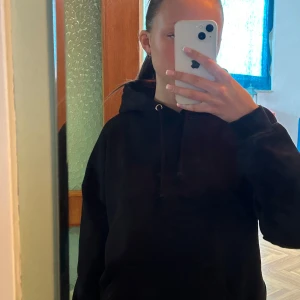 Svart hoodie från bikbok  - Säljer en enkel svart hoodie med huva och dragsko. utan tryck eller detaljer.