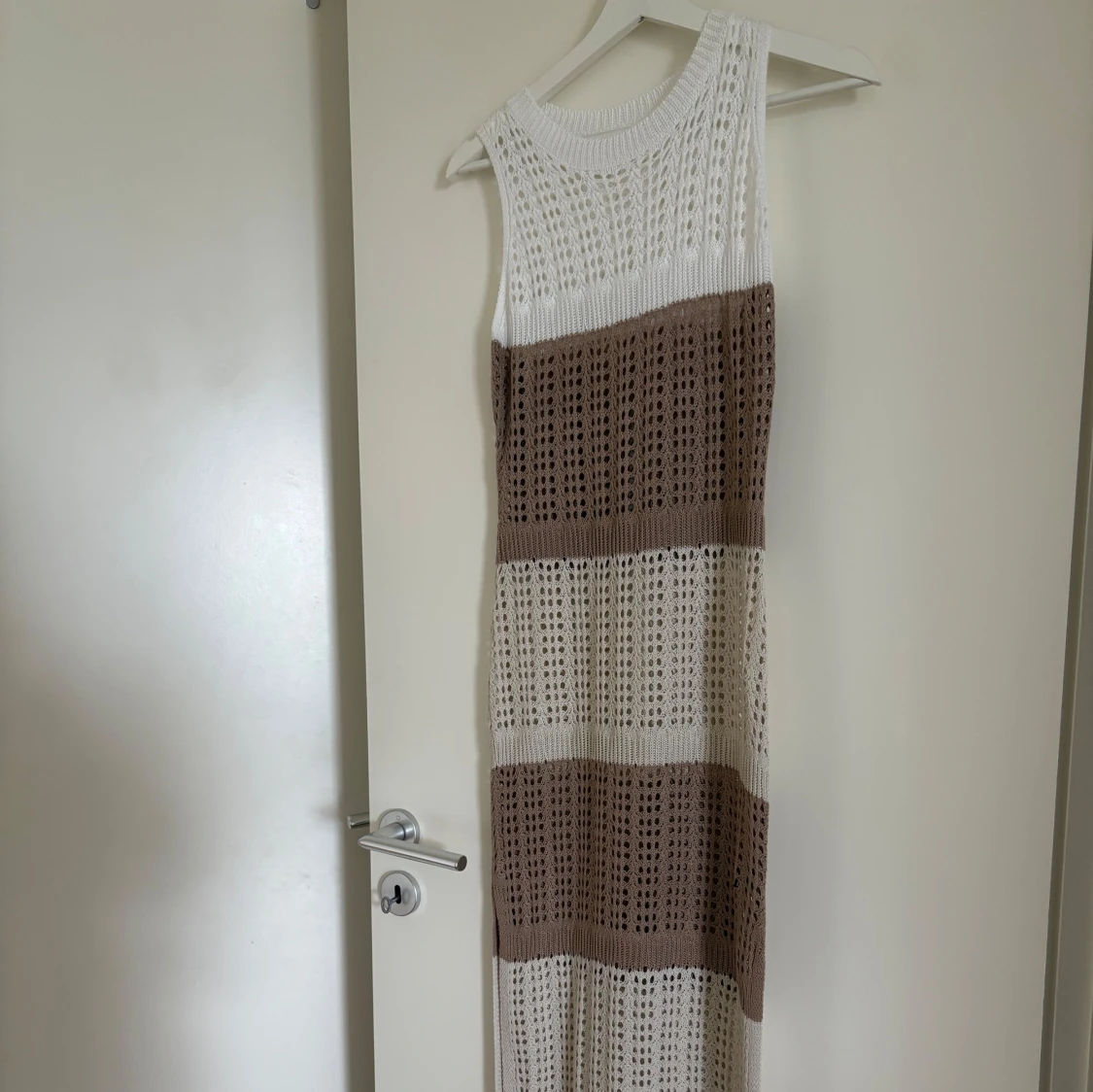 Stickad långklänning i vitt och beige