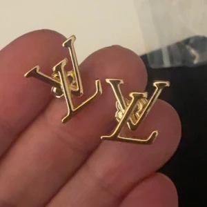 Luis vyttoun  - Säljer ett par snygga  örhängen 