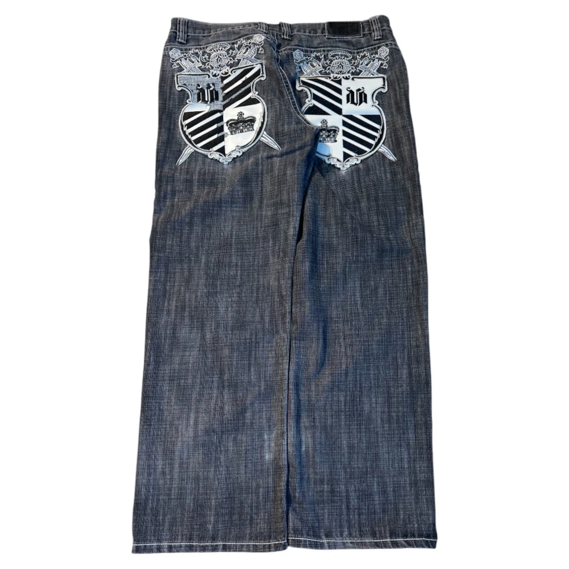 Gråa jeansbyxor med broderad sköld på bakfickorna - 1