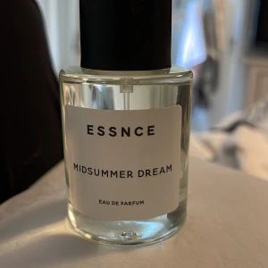 Midsummer Dream Eau de Parfum från Essnce - Fräsch parfym med namnet Midsummer Dream från Essnce. Pris går att diskutera vid snabb affär!             Helt ny och bara använt ett par sprut🩷