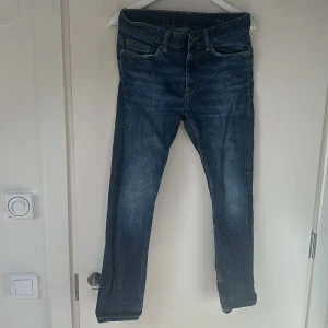 Blå jeans  - Defekt vid gylfen då knappen är av går lätt att fixa annars väldigt fina i bra skick storlek w30 l30