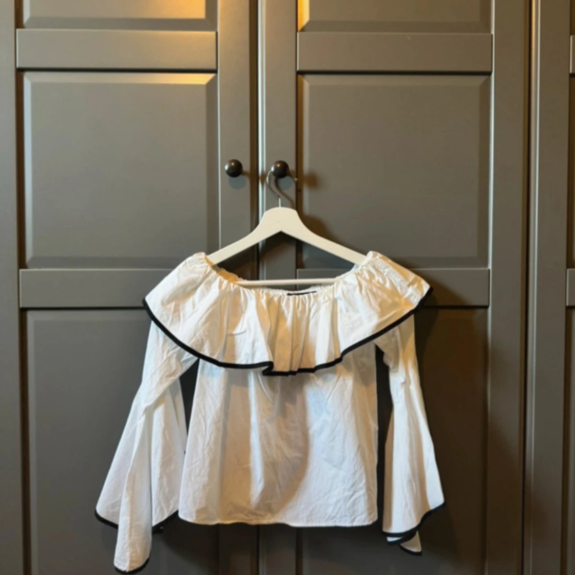 Vit offshoulder blus med volang från Zara Basic