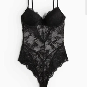 Svart spets body - säljer denna svarta spets body från h&m som är helt slutsåld. då jag köpte fel storlek❤️