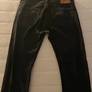Levi’s jeans - Säljer ett par svarta/mörkgråa Levi’s jeans! Har aldrig använt dom så det är helt nya! Ifall det är några frågor är det bara att skicka!