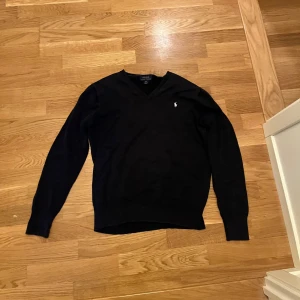 Ralph lauren tröja - Tjena! Säljer denna feta Ralph lauren tröja då den inte kommer till användning. Använd, men inga defekter på den. Pris kan diskuteras vid snabb affär.🙂