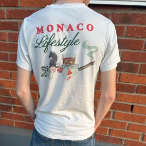 T shirt från Laidbclothing  - Riktigt snygg t shirt från Laidbclothing i storlek S med snyggt tryck på ryggen, modellen är 180cm, perfekt nu till våren och sommaren!