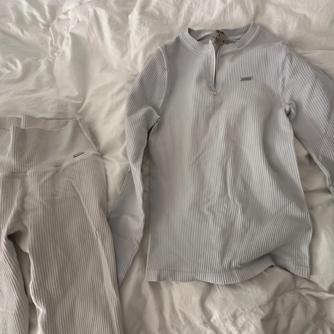 Vit ribbad långärmad tröja från Aim'n