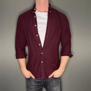 Ralph lauren skjorta - Hej säljer nu min fina Ralph lauren skjorta i storlek M. Den är i nyskick och kommer vara otroligt snygg nu i vår och framåt sommaren. Nypris cirka 1600kr! Vi kommer att sälja liknande produkter nu i vår och närmare sommar så glöm inte följa profilen!🌊🍾