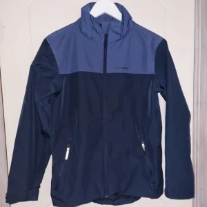 💙Blå jacka Everest💙Barn - En jacka i fint skick i stl 158/164.