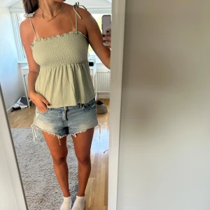 Ljusgrönt linne - Ett supersöt ljusgrönt linne ifrån vero Moda i storlek M. Hör av dig vid frågor!🤍