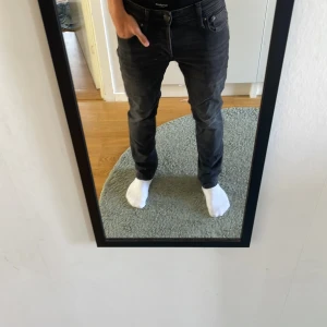 Svarta slim jeans  - Säljer ett par svarta slim fit jeans från Jack and jones modellen slim Glenn. Jeansen har klassisk femficksdesign, normal midja och smal passform hela vägen ner. Materialet är mjukt och stretchigt för extra komfort. Perfekta för dig som gillar en stilren och modern look.
