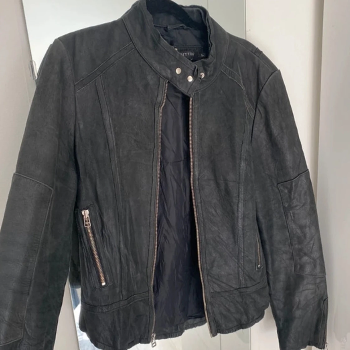 Svart skinnjacka med dragkedjor - 1