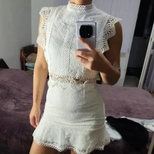 STUDENT KLÄNNING  - Inte mina bilder då den köpt från Vinted. Studentklänning som aldrig hann komma i tid så därav säljer jag den då någon annan kan få kunna bära denna klassiska och chic klänning 🤍