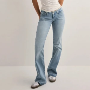 No waist jeans Nelly - Säljer dessa No waist jeansen från Nelly. Används fåtal gånger för känner inte att dom kommer till användning. Lågmidjade!  Hör av er för frågor eller fler bilder!❣️