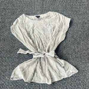 Ljus topp med knyt i midjan - Supersöt ljus topp från Lindex med rund hals och korta ärmar. Toppen har ett knytband i midjan som ger en snygg siluett och är tillverkad i mjukt, lätt material. Perfekt för dig som gillar enkel och stilren design. Så så fin men dåliga bilder😁