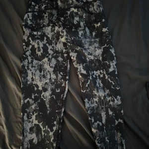 Tjena säljer ett par byxor från lager 157 - Tja säljer min systers gamla byxor från lager 157. De passar inte längre. Storlek M. Pris kan diskuteras👍