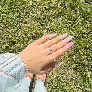 Celestial drömmar  - Fantastiska press-on naglar med en halv fjäril på lillfingret, rosa krom med pärlor på ring- och långfingret, 3D-stjärnor eller blommor på pekfingrarna och en strålande sol med pärlor på tummen.