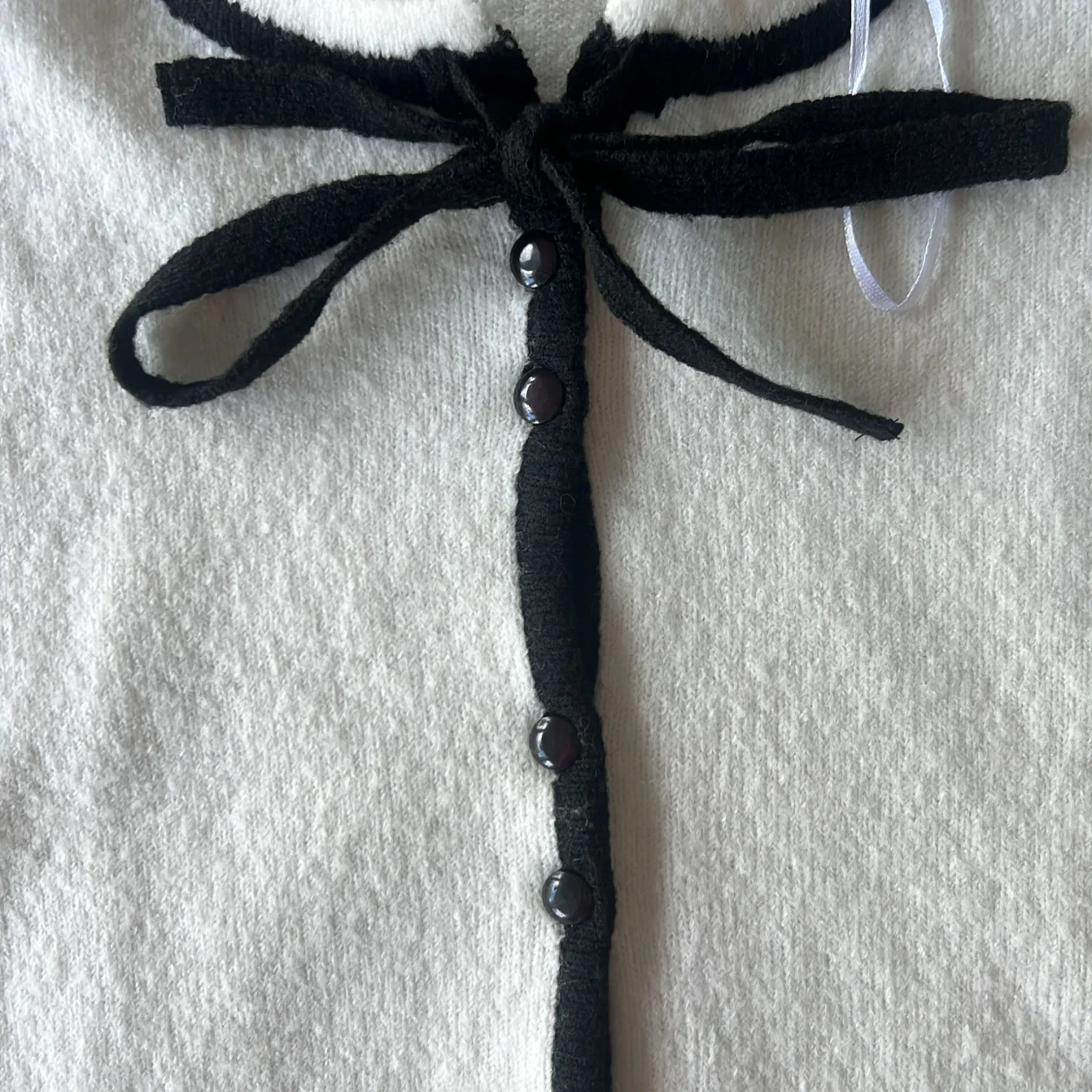 Vit kofta med svarta detaljer från Nelly - 3