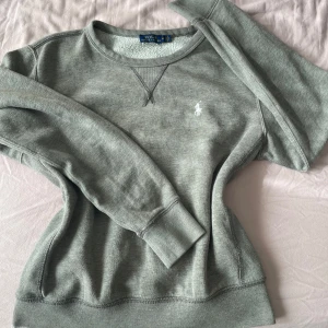 Ralph lauren tröja - Säljer denna super skröna äkta Ralph lauren tröjan då jag rensar garderoben. Tröjan är knappt använd men varit enkel att styla när den väl använts💕💕 den är eftertraktad så man får vara snabb på nappen för att köpa den😌💕