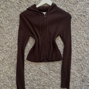 Brun croppad hoodie med dragkedja - Jättesöt hoodie från Monki🤎
