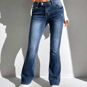 Blå bootcut jeans med utsvängda ben - Snygga blå jeans med bootcut-modell och lätt utsvängda ben. Jeansen har klassisk femficksdesign, normal midja och är tillverkade i mjukt denimtyg. Perfekta för dig som vill ha en tidlös och trendig look.