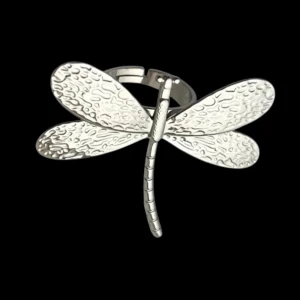 Silverring med trollslända - Unik silverfärgad ring med en stor trollslända som motiv. Vingarna har ett detaljerat, texturerat mönster som ger coola vibbar. Perfekt för dig som gillar naturinspirerade smycken och vill sticka ut med något annorlunda.