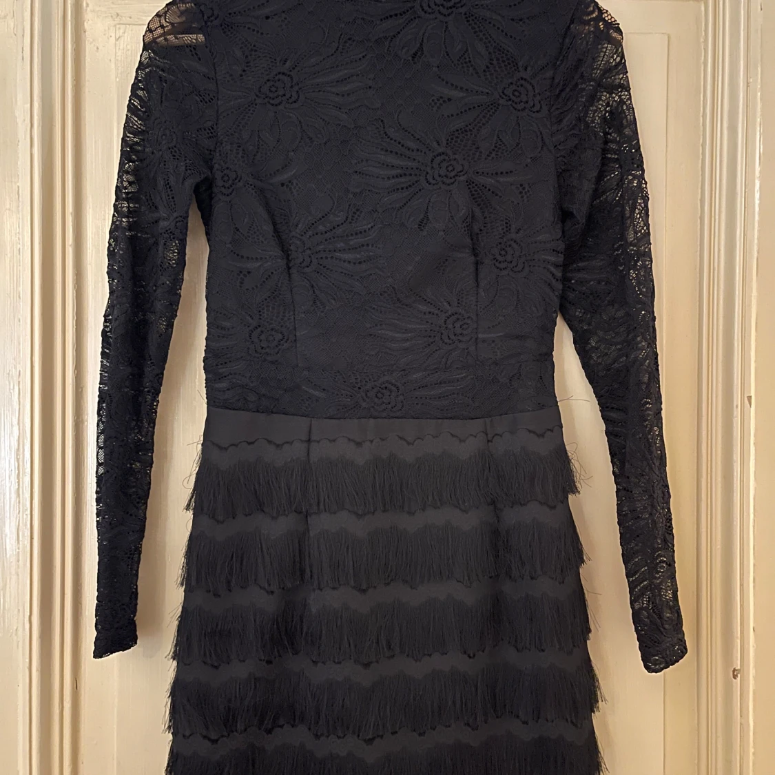 Svart långärmad spetsklänning med fransar