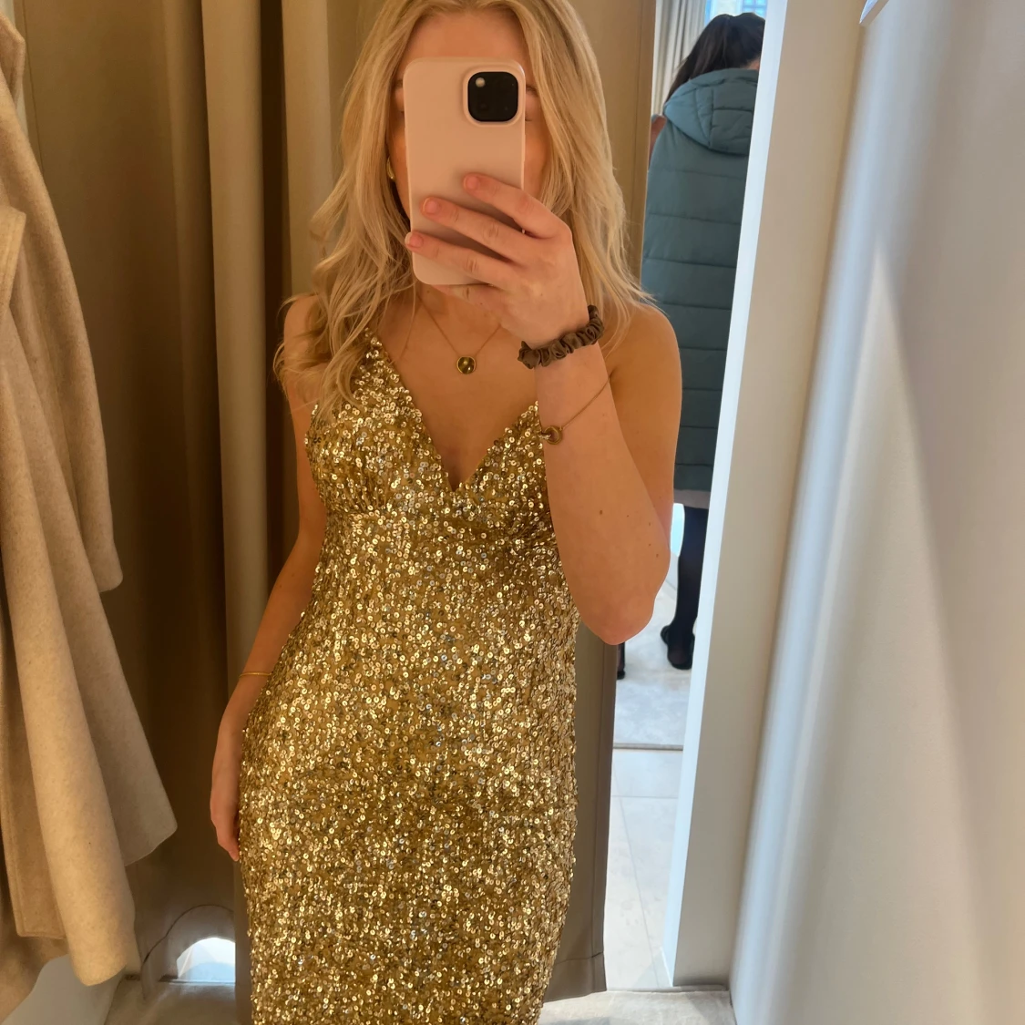 Guldig glittrig balklänning med öppen rygg - 1