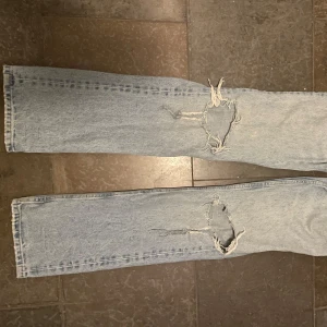 Ljusblå ripped jeans från Zara❤️ - Säljer ett par ljusblå jeans från Zara med raka ben och hål vid knäna. Passar till det mesta, hör av dig vid frågor❤️😊