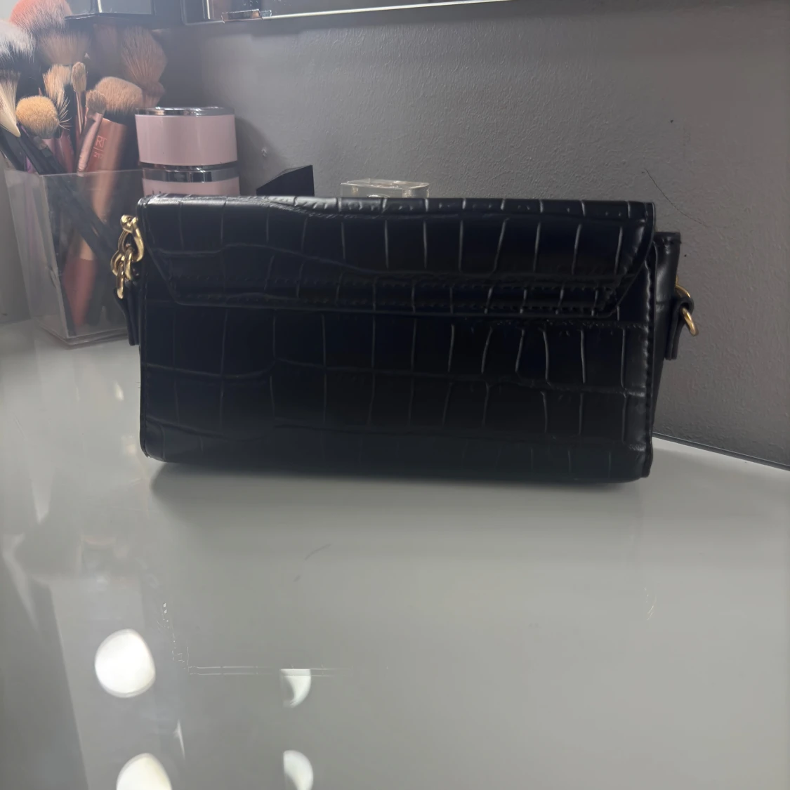 Svart axelväska med kedja - 1